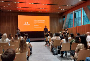 Andrés y Gabriela de Libertate dando el taller en Banco Galicia.