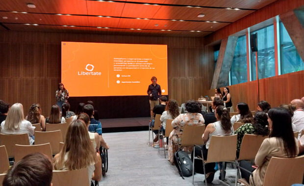 Andrés y Gabriela de Libertate dando el taller en Banco Galicia.