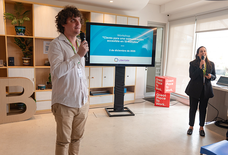 Andrés y Brenda de Libertate, dando el workshop: "claves para una comunicación accesible en 15 minutos"