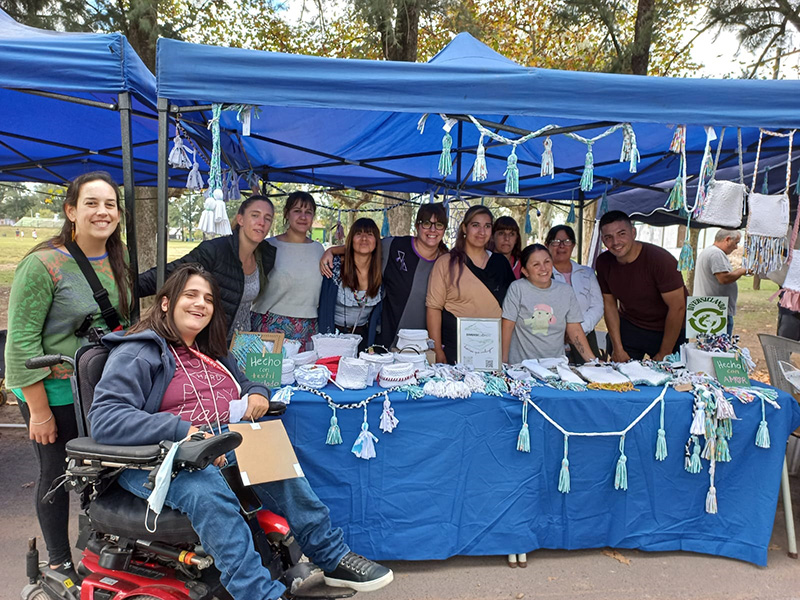 Foto de diversiclando en la feria de Malvinas Argentinas con sus productos.