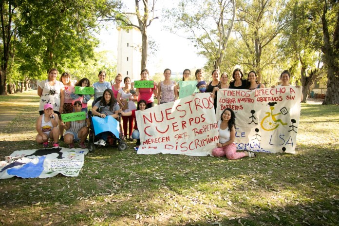 Foto grupal de la colectiva al aire libre